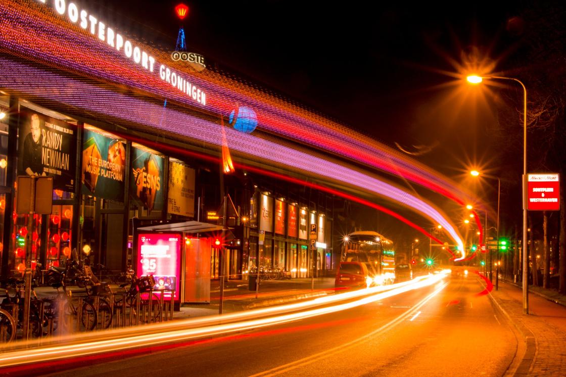 Is de Groningse Oosterpoort echt aan vervanging toe? / Foto: "lichtstrepen oosterpoort trompsingel groningen" door Stad Clickt