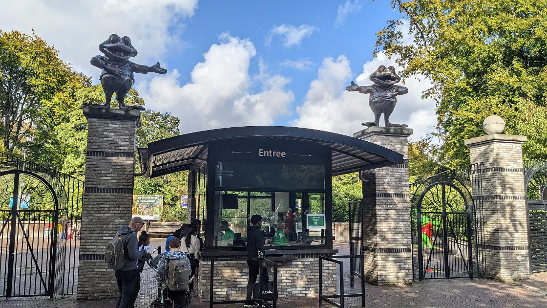 Vanaf dit jaar hele jaar asielopvang in Duinrell: ‘Het bevalt goed’ / Foto: "The entrance to the Duinrell amusement park, that is located in the Haaglander city of Wassenaar, South Holland." door Donald Trung Quoc Don
