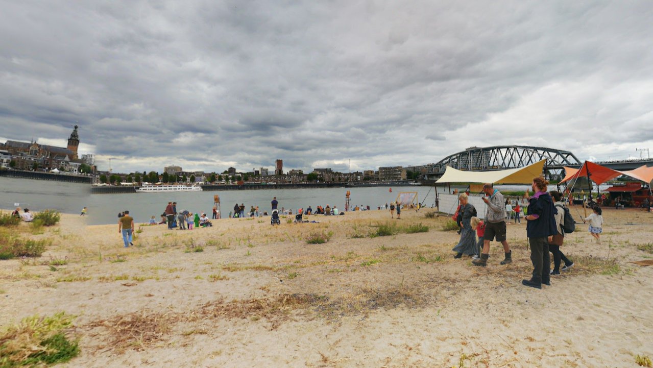 Ook dit jaar gaan Nijmeegse Waalstrandjes in de nacht op slot / Foto: Hans Scholtens / Google Maps https://maps.app.goo.gl/grifP5fR3N3KbzGw8