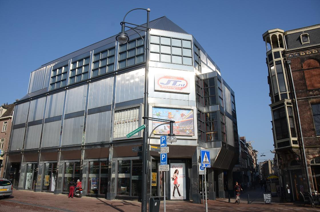 Deze gids voert je langs de mooiste treurige plekken van het land / Foto: "	The so called "blikken" (metal) Bioscoop Arnhem from 1980" door Henk Monster