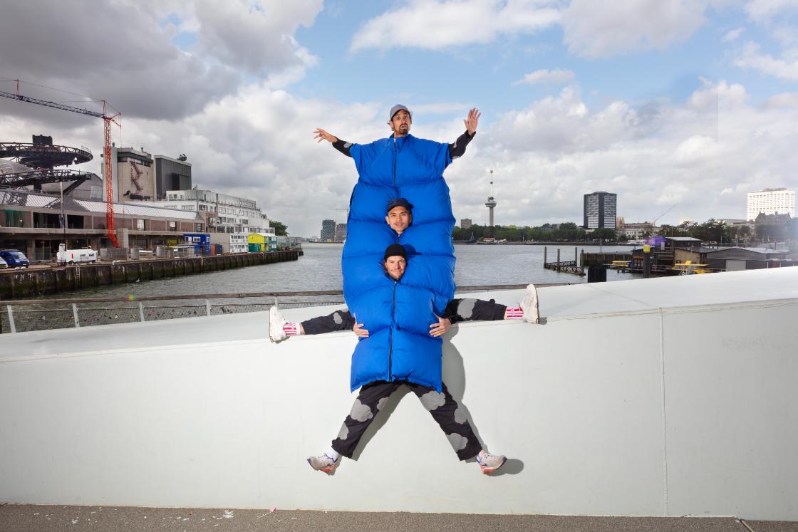 In deze theatervoorstelling worden de wetten van de zwaartekracht bespeeld / Foto: HR Liggend Milky Way Maas Theater En Dans © Jaap Scheeren