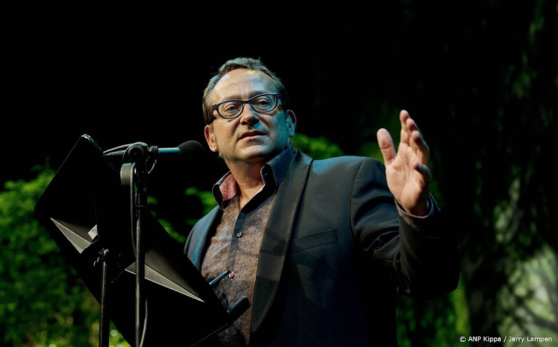 Prijs der Nederlandse Letteren uitgereikt aan Vlaamse auteur Tom Lanoye