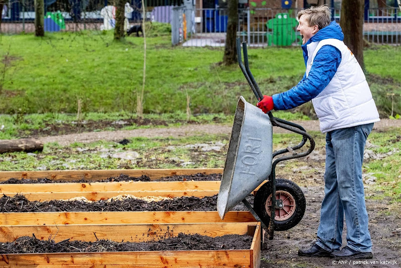 Dit weekend NLdoet: koning Willem-Alexander en Beatrix helpen mee