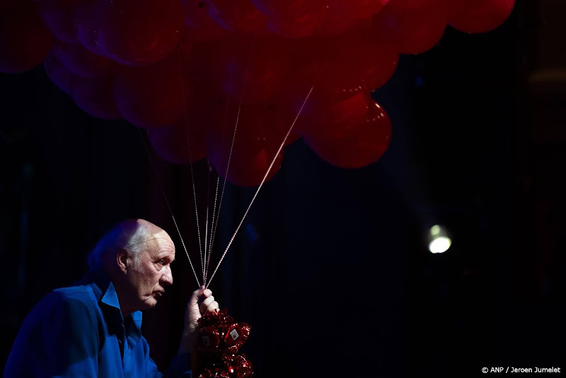 Herman van Veen ontvangt Diamanten Ticket voor show Een Voorstelling