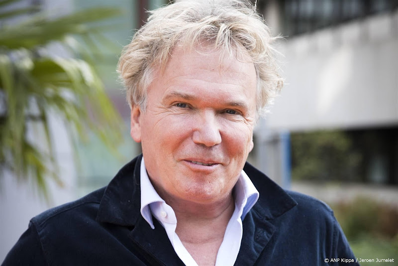 Tom Egbers arriveert in Lelystad voor rechtszaak tegen NOS