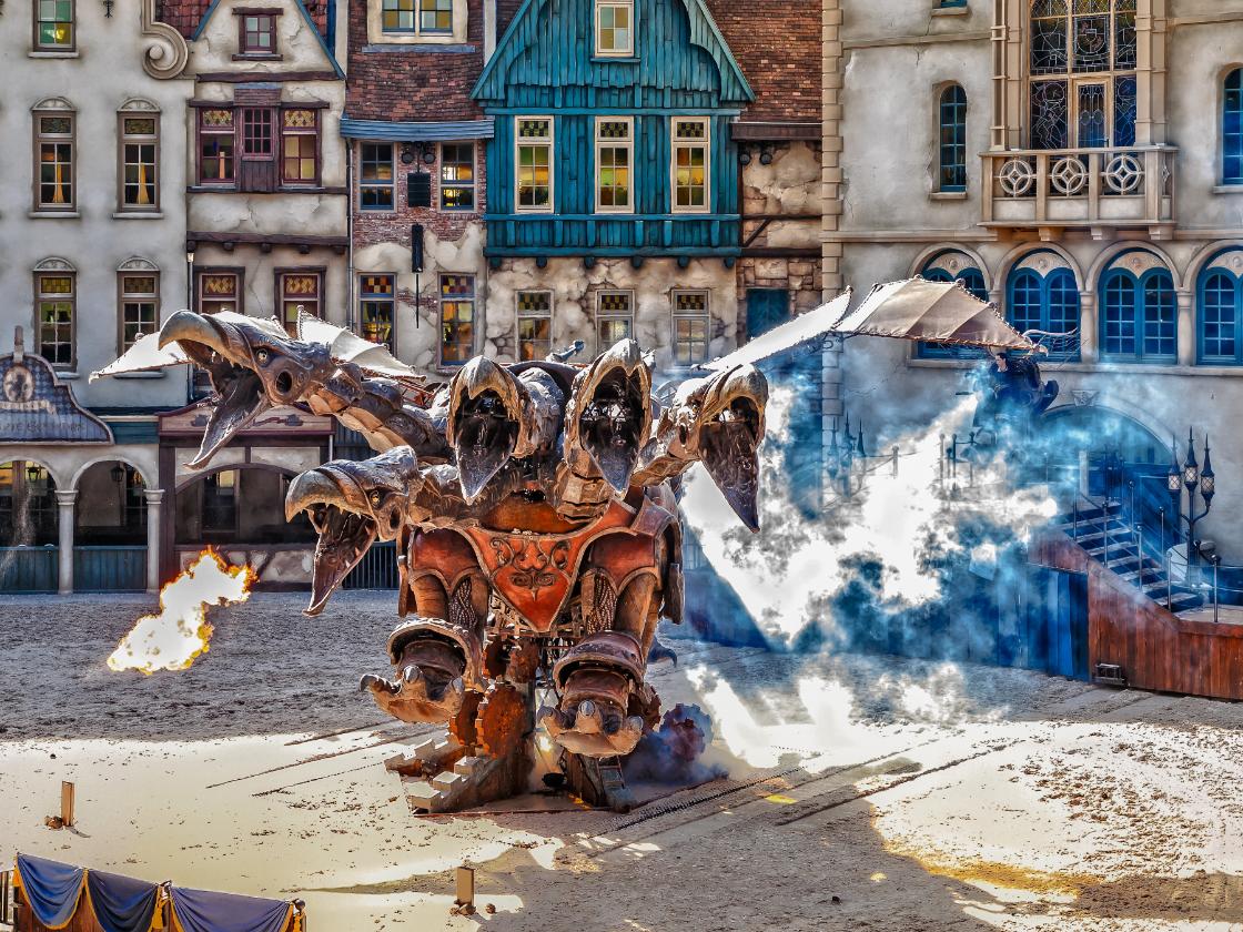 ‘Pasen en pretparken zijn onlosmakelijk met elkaar verbonden’ / Foto: "Parkshow 'Raveleijn' - Attractiepark 'De Efteling' - Kaatsheuvel - 2011" door Frans Berkelaar