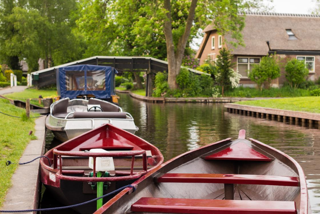 Giethoornse bootverhuurders over vaarbelasting: ‘Niks te maken met overlast’ / Foto: "In Giethoorn, Netherlands" door R Boed