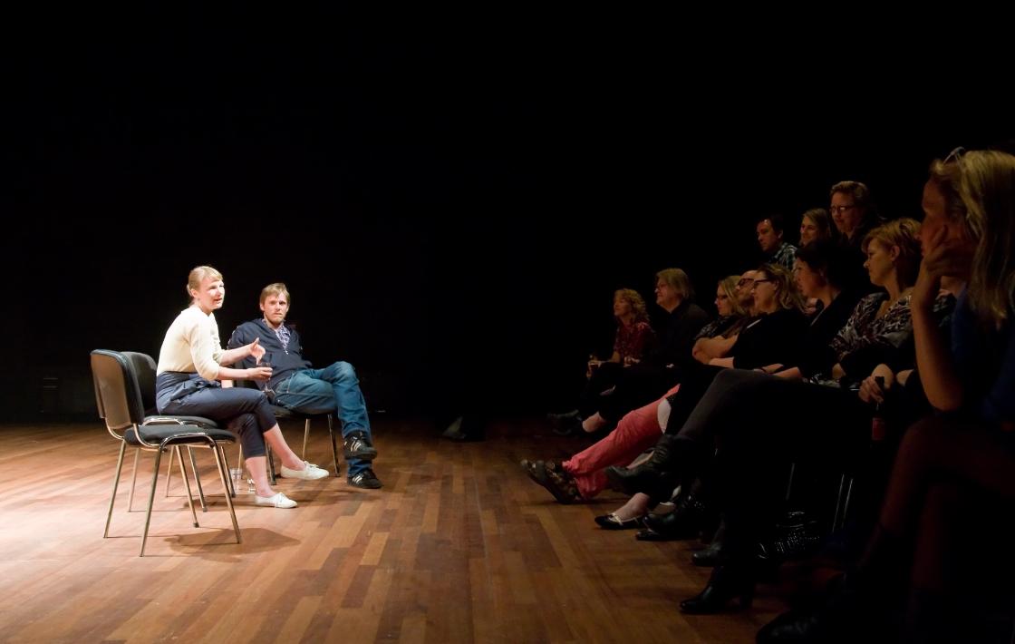 Flinke verschillen in cultuursubsidies tussen Randstad en regio’s / Afbeelding: "Theatertweetup bij Sartre zegt sorry van Laura van Dolron" door Maurice