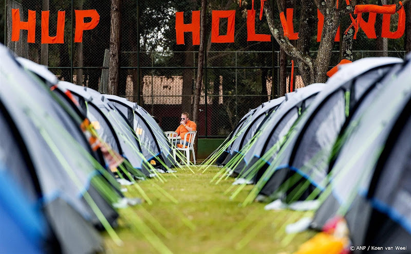 Oranjecamping op paardenrenbaan in Hamburg tijdens EK van de baan