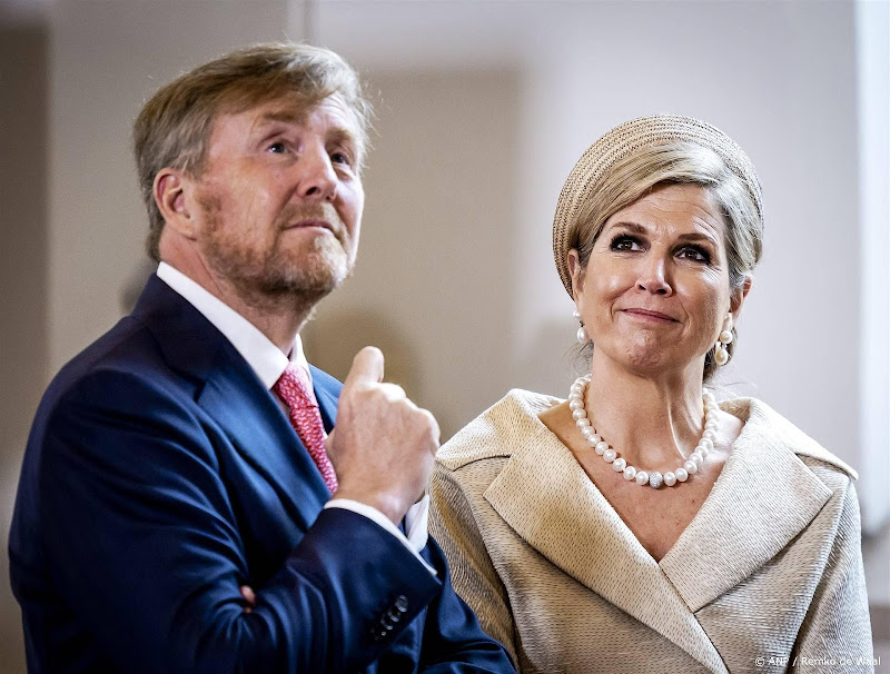 Koning kijkt liever naar de échte Máxima