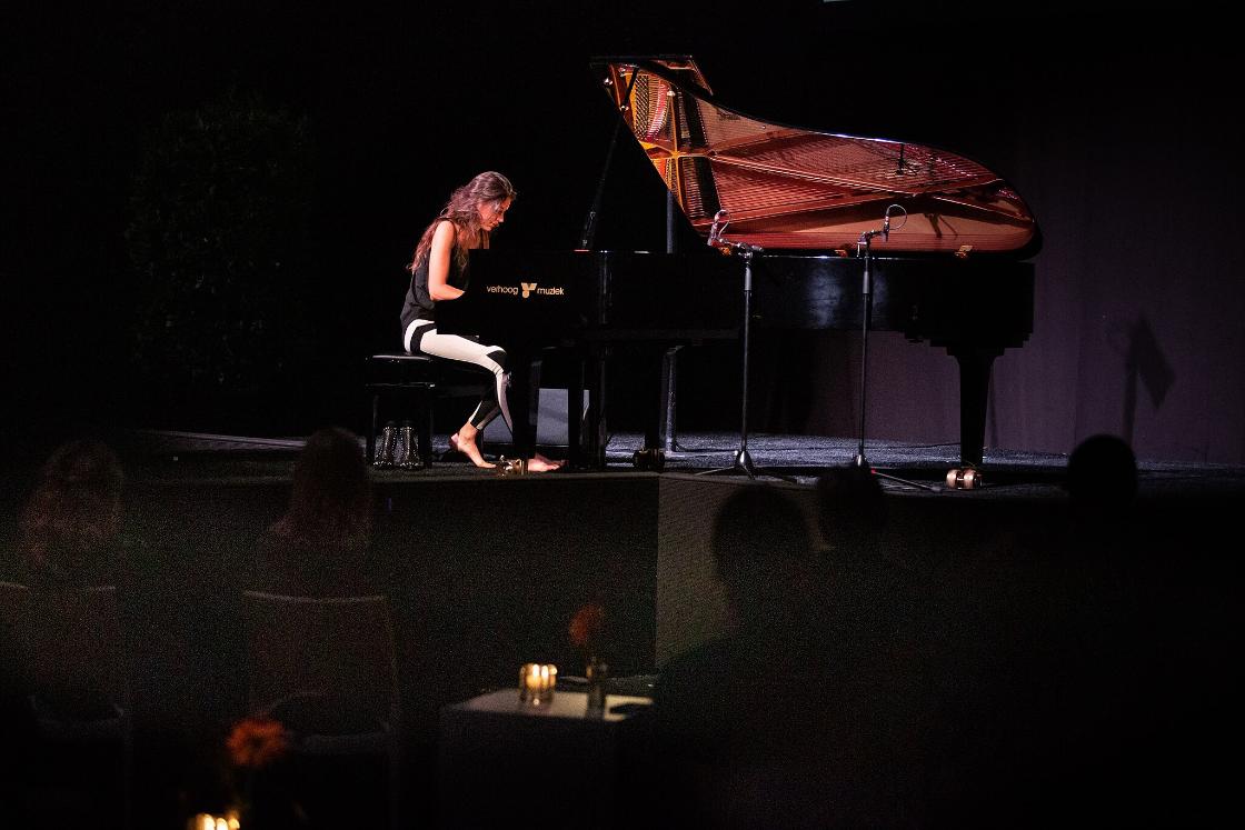 Op je luchtbed of matras genieten van dit concert in Arnhem / Foto: "Iris Hond" door Office Edits