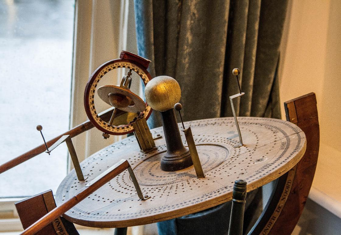 ‘Een gewone burger die met enkel fascinatie iets unieks maakt’ / Foto: "Eise Eisinga Planetarium in Franeker" door Willem van Valkenburg