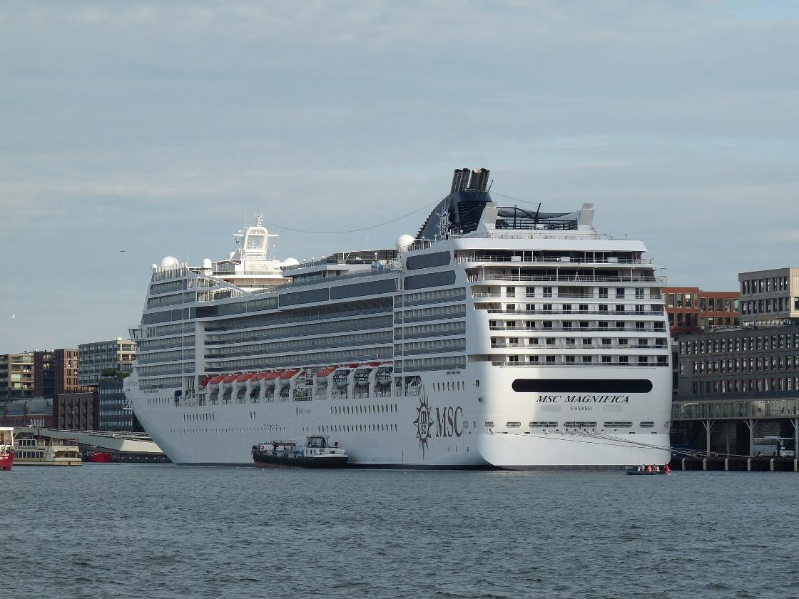 Gemeente Amsterdam wil aantal riviercruiseschepen in de stad halveren / Foto: "Het IJ in Amsterdam in 2018 2" door Smiley.toerist