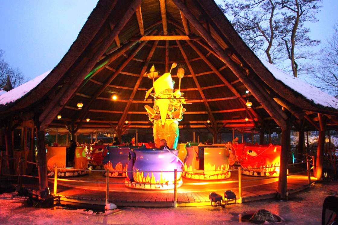 Dit veranderde er eerder in de Efteling voor de borstvergroting van Doornroosje / Afbeelding: "Monsieur Cannibale in de Efteling." door JZ85