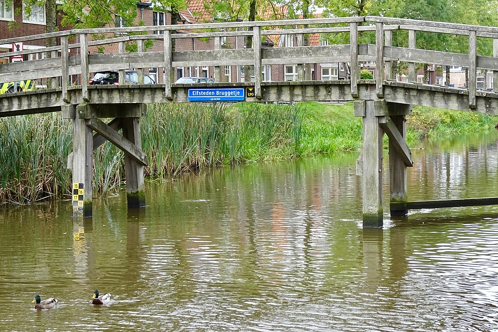 Elfstedenwandeltocht van start: vijf dagen wandelen door Friesland / Foto: " Elfsteden Bruggetje over de Noordergracht in Franeker" door Gouwenaar