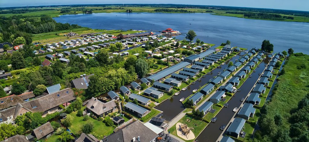 ‘Woningtekort terugdringen met transformeren vakantiewoningen werkt’ / Foto: "Binnenpad 47B Giethoorn, The Netherlands - Vakantiepark Giethoorn (2)" door Eef NL