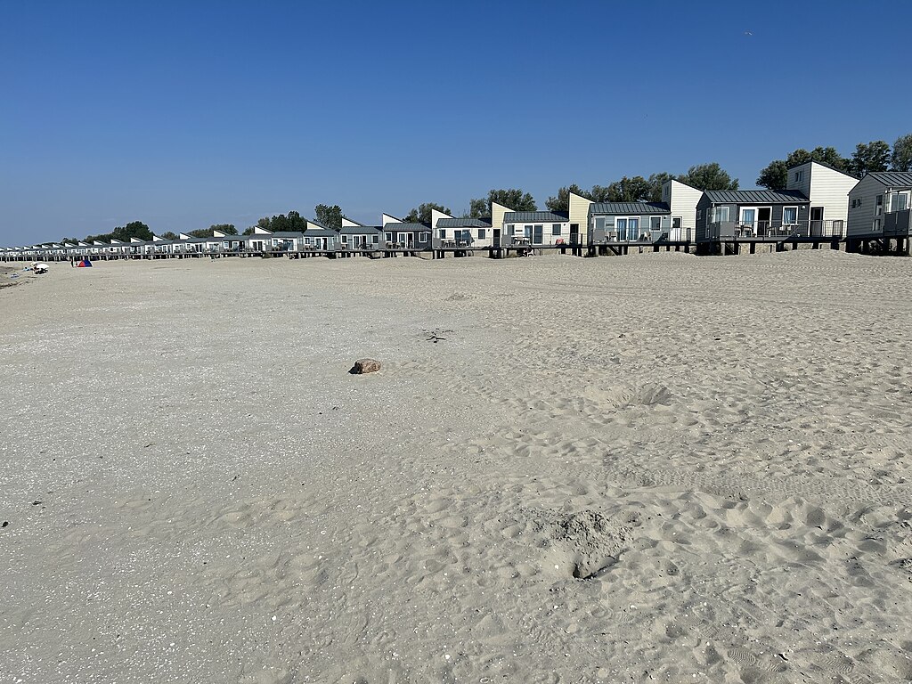 Naam Roompot verdwijnt met fusie Landal GreenParks, wordt Landal / Foto: "Beachhouses of holiday Park Roompot Beach Resort kamperland zeeland" door Katharina Schneider