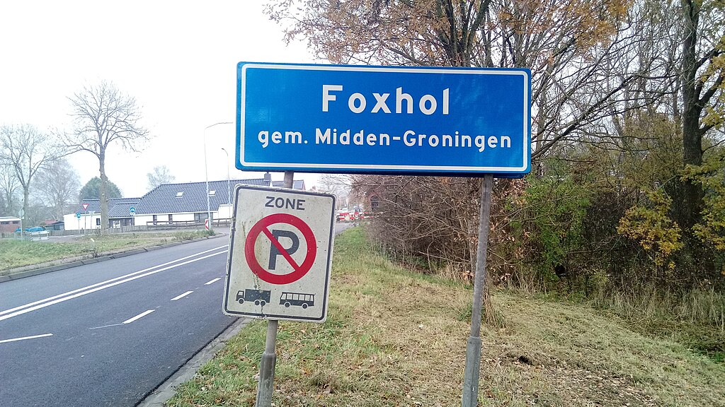 Gemeente Midden-Groningen wil weer handhaven op permanente bewoning / foto: "A local city-limit sign in the Groninger village of Foxhol, Midden-Groningen" door Donald Trung Quoc Don