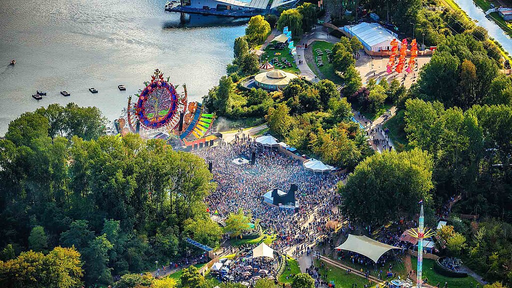 Met documentaire gaat Mysteryland in op diepere betekenis van festivals / Foto: "Aerial picture of Mysteryland 2018, made by Niels de Vries" door Marrleen
