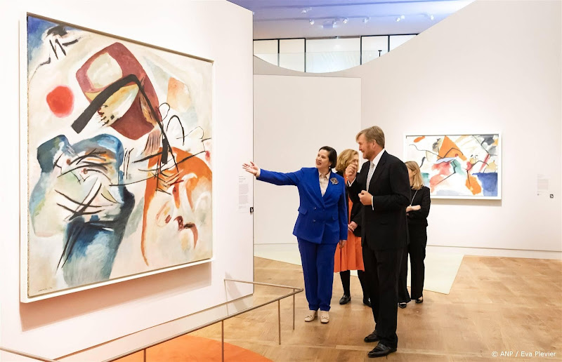 Koning krijgt rondleiding langs werk van kunstenaar Kandinsky