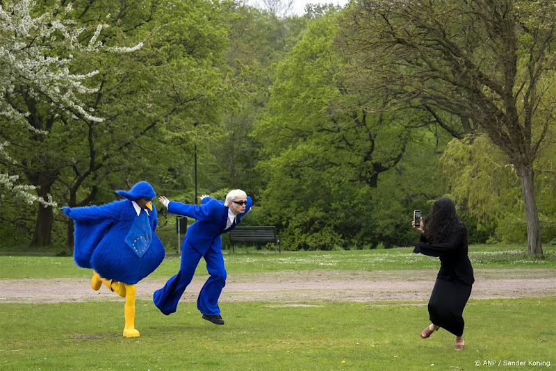 Joost klein met appie mussa in vogelpak