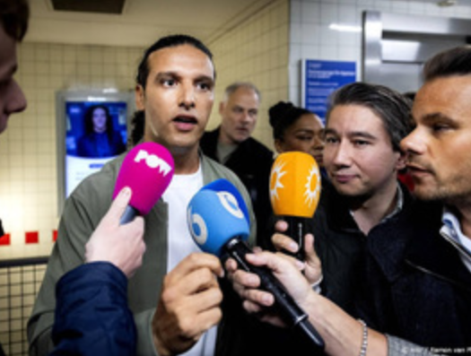 Ali B arriveert bij rechtbank voor zedenzaak