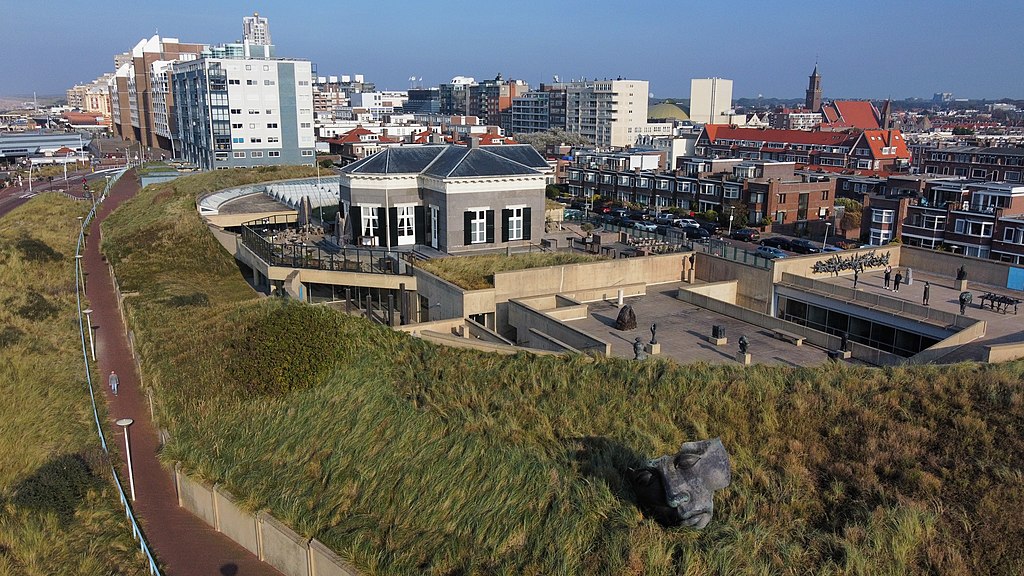 Tip: bezoekje aan de Buitenbioscoop aan Zee / Foto: "Het Museum "Beelden aan Zee" in Scheveningen rondom het Paviljoen von Wied (gemeente Den Haag, Nederland)." door Vincent van Zeijst