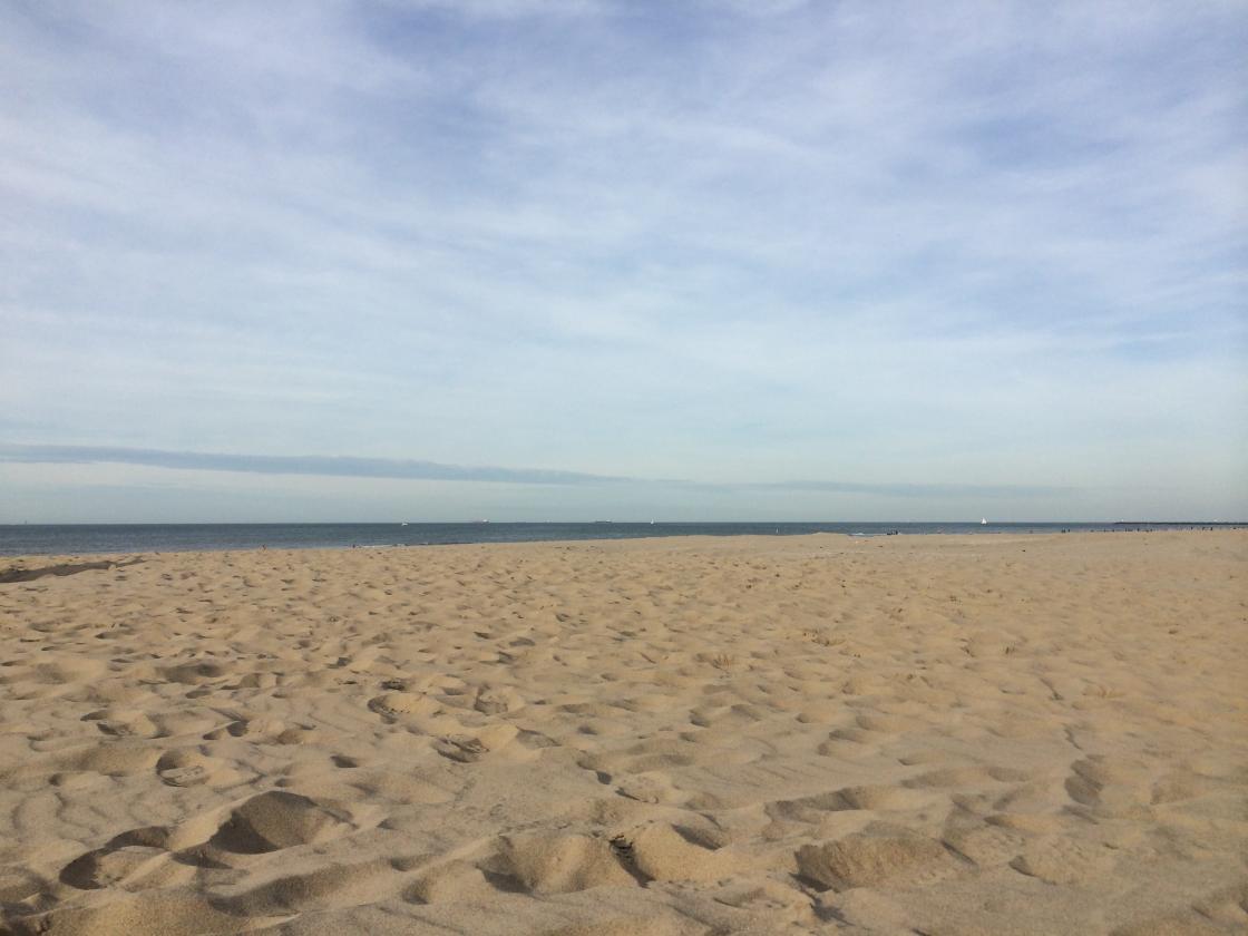 Hier vind je het schoonste strand van Nederland / Foto: "In oktoberop het stille strand van Den Haag 6053" door TijsB