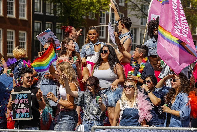 Baat bij poncho tijdens botenparade Pride