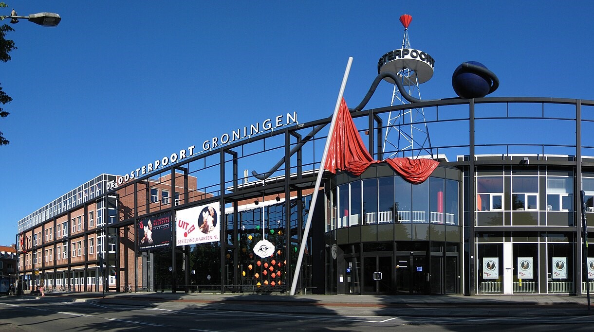 Provincie Groningen verhoogt budget cultuursubsidies / Foto: "Cultuurcentrum De Oosterpoort aan de Trompsingel in de stad Groningen. De façade met lichtsculptuur (1991) werd ontworpen door de kunstenaars Tom Postma en Alexander Schabracq." door Wutsje