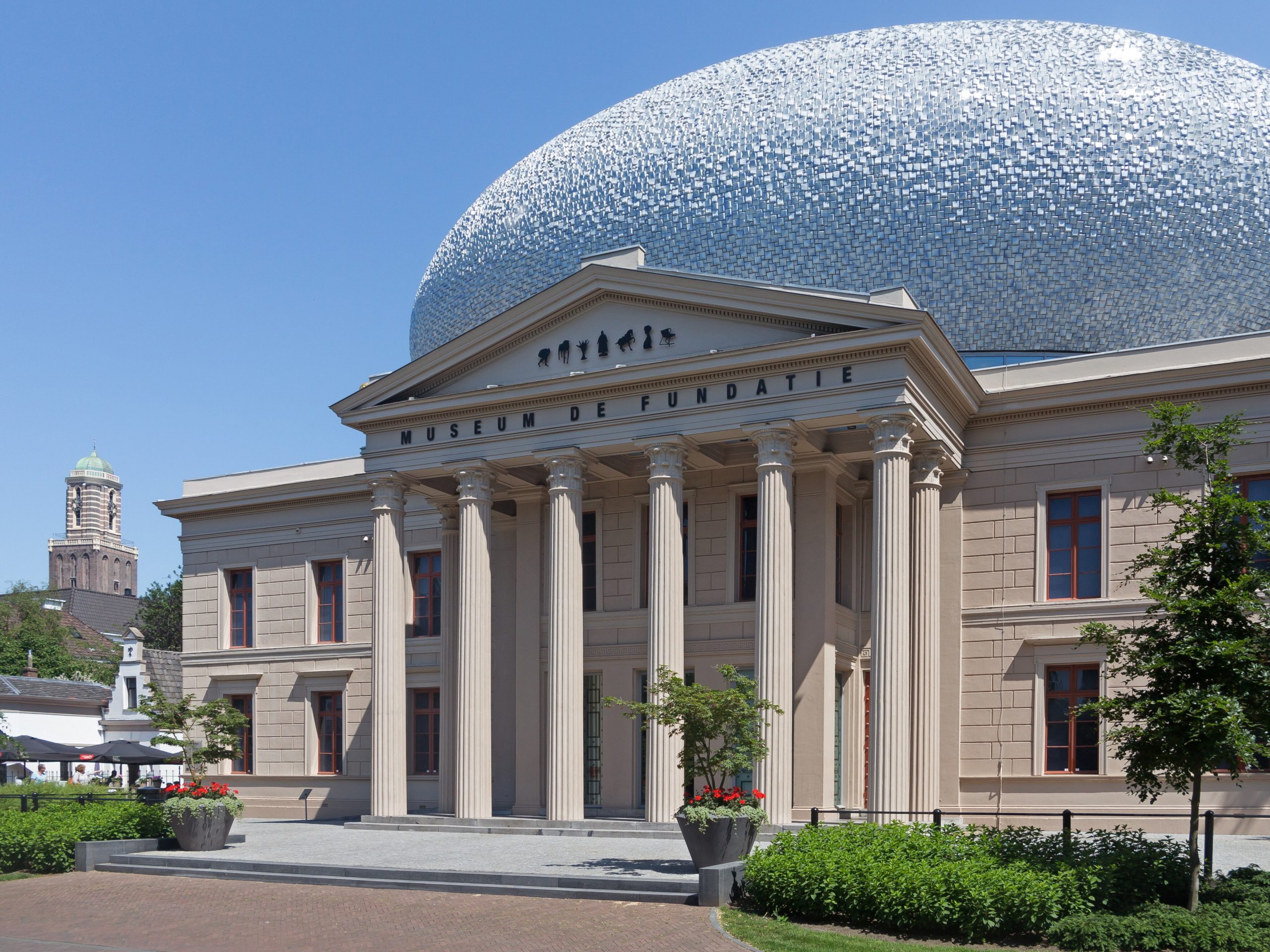 Museum de Fundatie voor komende twee jaar uit financiële perikelen / Foto: "Zwolle, Museum de Fundatie met de Peperbus op de achtergrond" door Michiel Verbeek