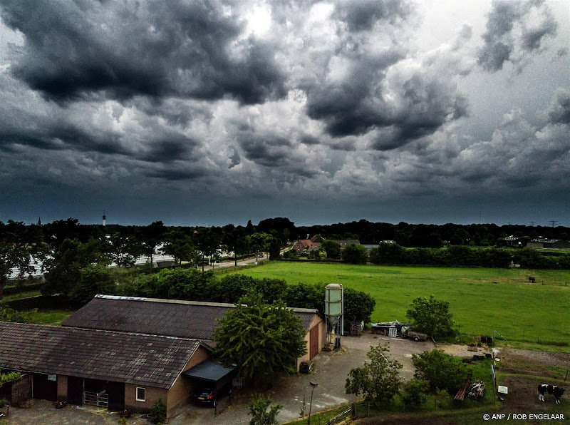 donkere wolken boven boerderij