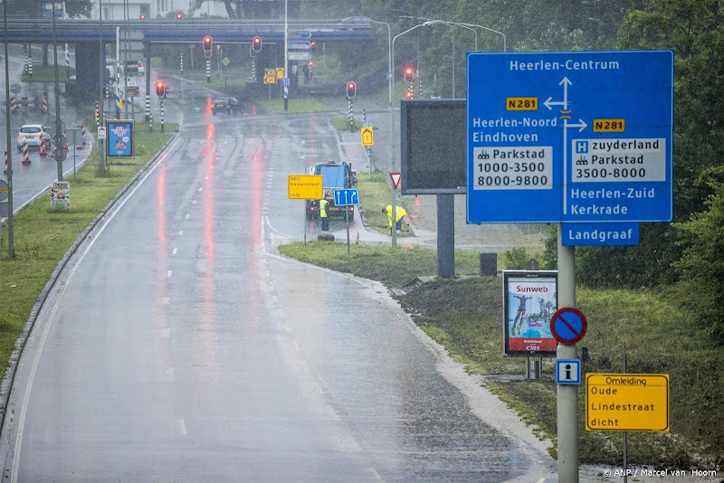 gladde wegen door regen