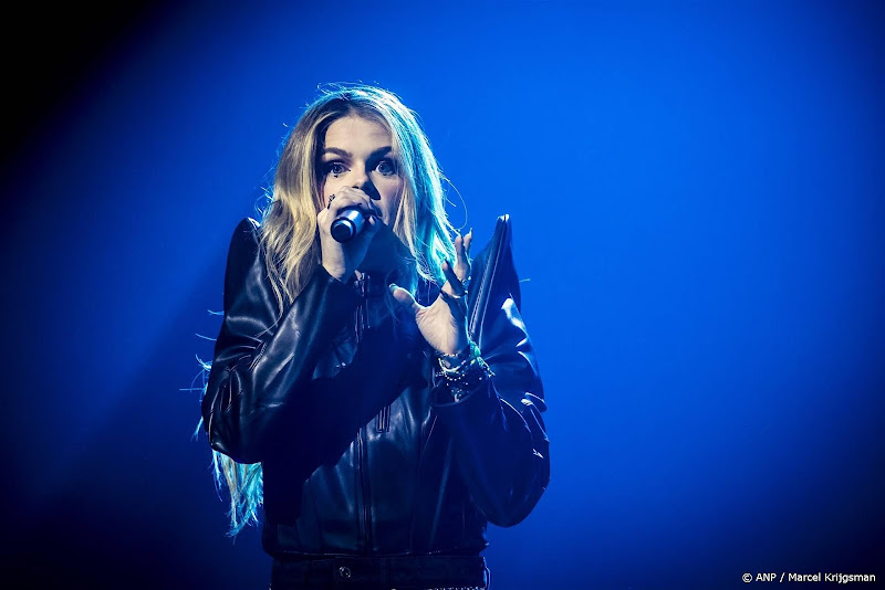 davina michelle op podium