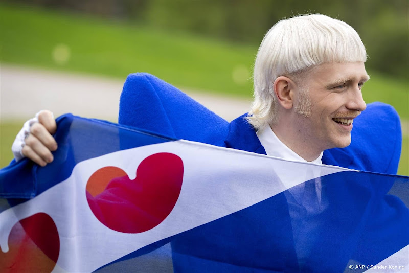 Joost Klein met vlag Friesland