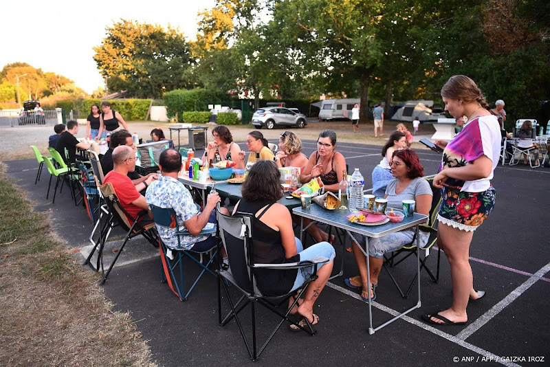 Groot gezin op camping