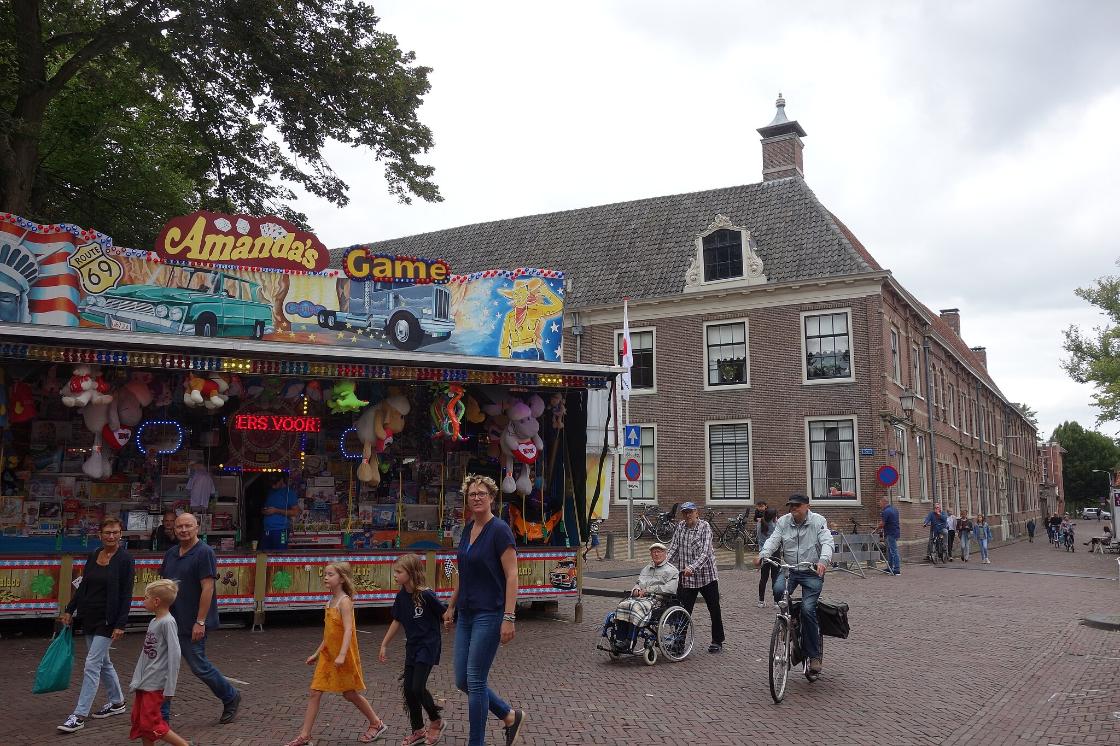 Kritiek op gemeente over inzet ‘loverboys’ op kermis Hoorn / Foto: "Kermis op de Spoorstraat in Hoorn. Op de achtergrond een deel van het Sint-Pietershof." door Dqfn13