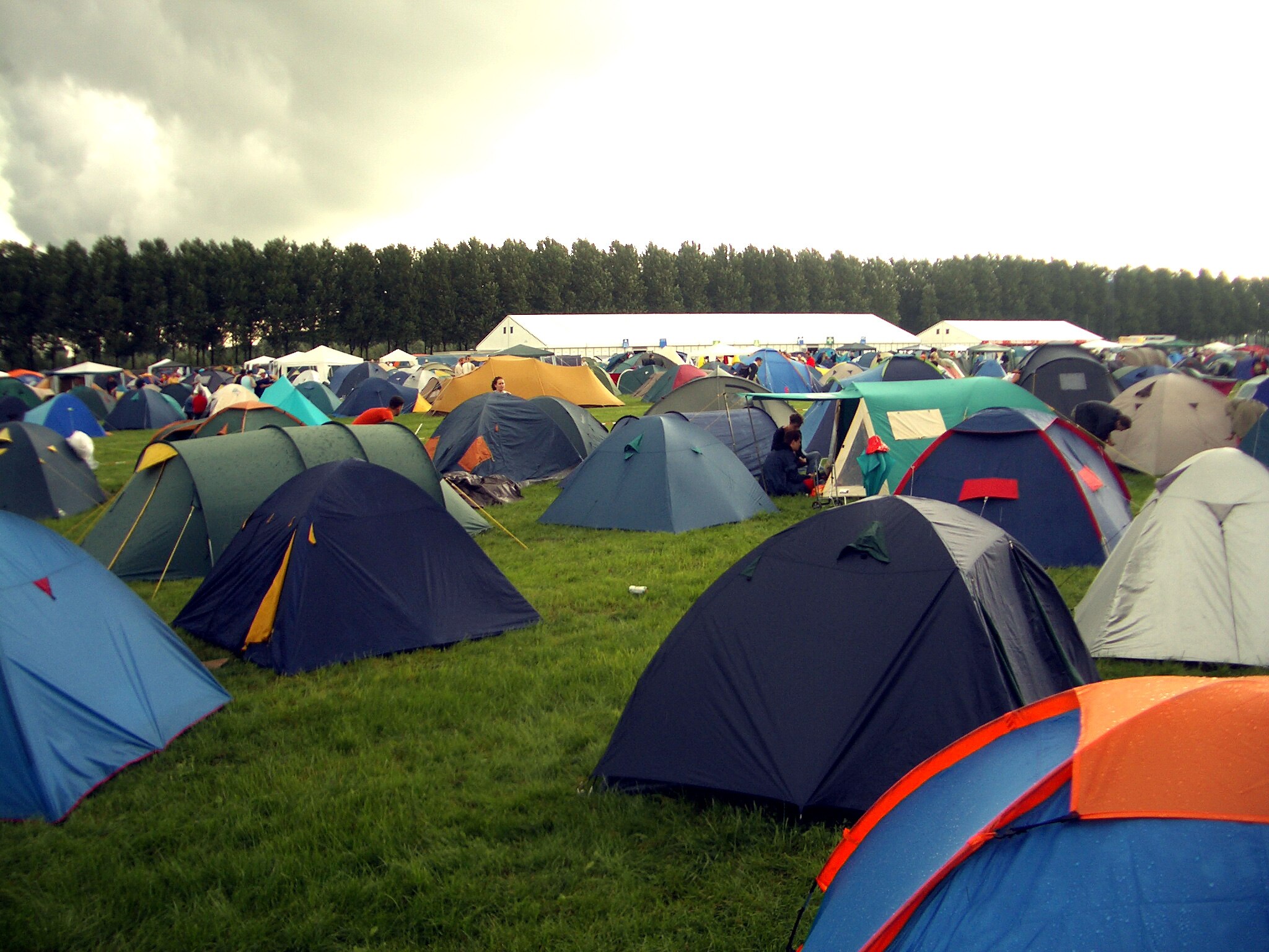 Goed festivalweer tijdens Lowlands en Decibel / Foto: "Tents at the camping site at the Lowlands festival, the Netherlands." door Dan Kamminga