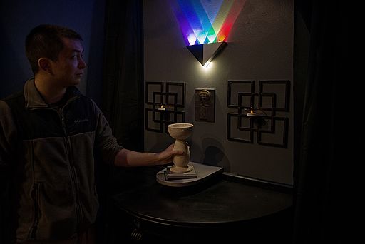 Nieuw concept: real life game in Rijksmuseum van Oudheden / Foto: "A man solving (or testing) a puzzle at the Conundrum Escape Room." door SparkFun Electronics from Boulder, USA