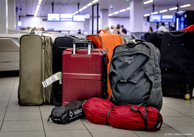 vakantiekoffers en tassen op schiphol