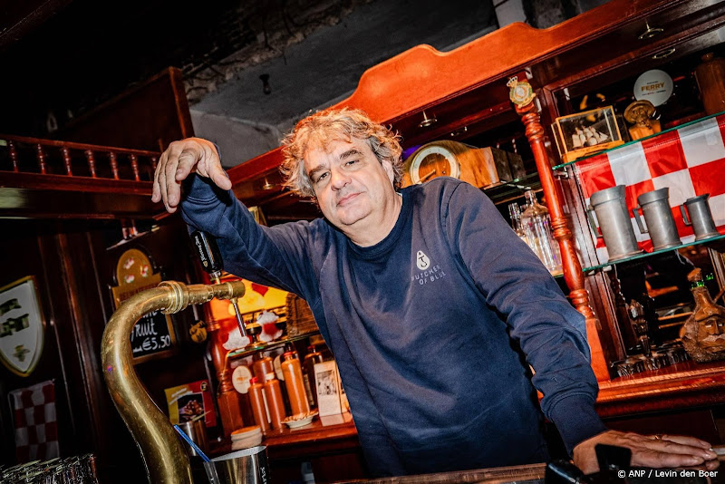 Frank Lammers in cafe