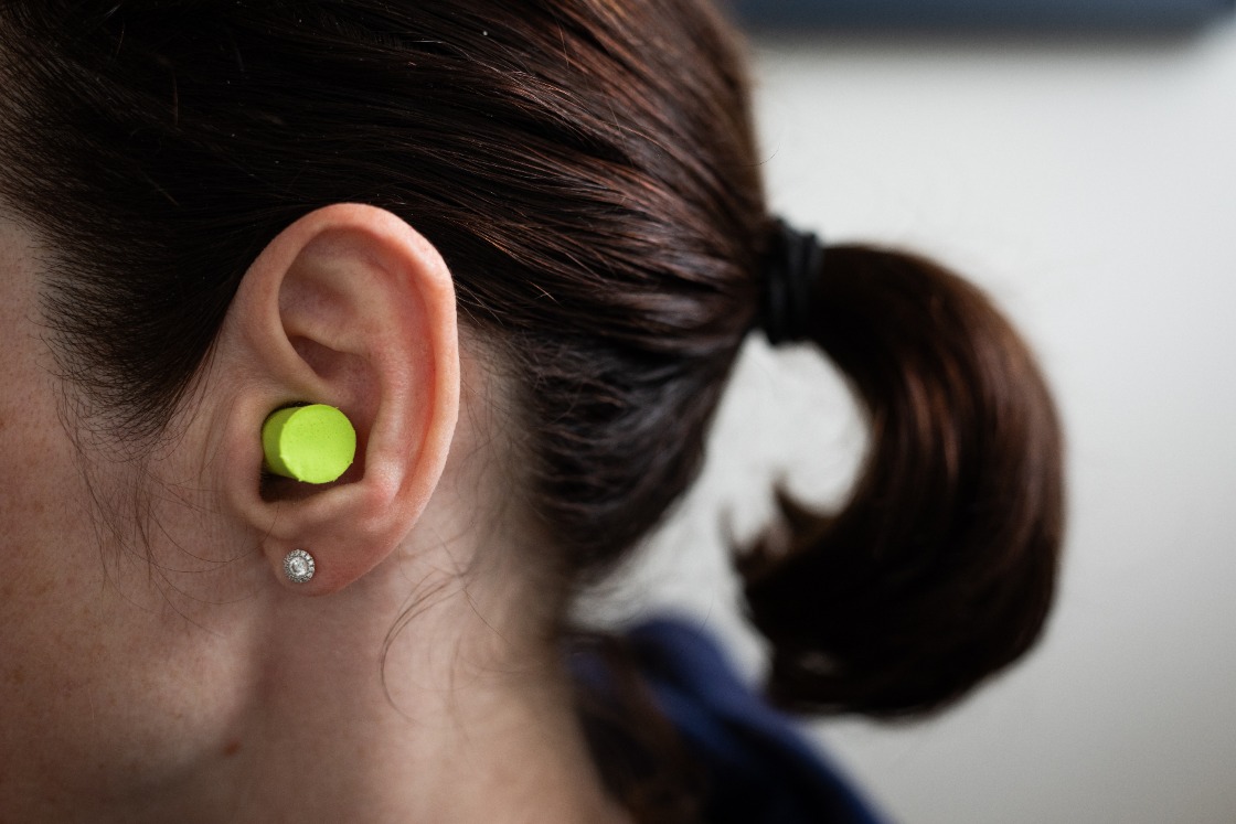 Campagne tijdens ADE: oordoppen cruciaal om gehoorschade te voorkomen