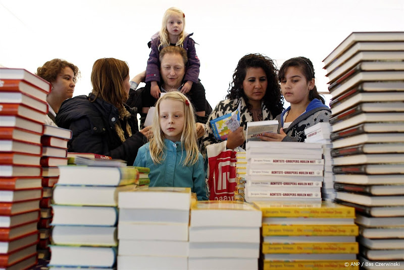 kinderen bij stapels boeken