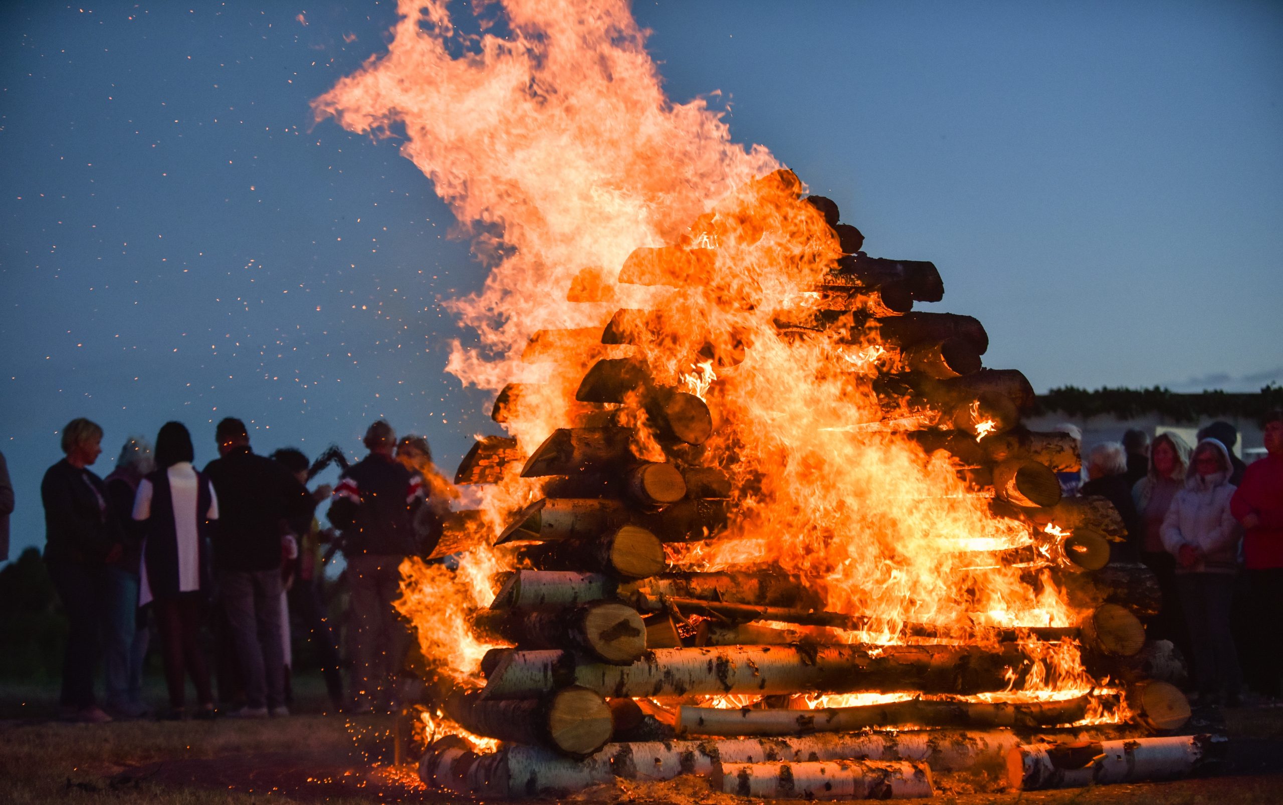 Vreugdevuren Scheveningen en Duindorp dag eerder aangestoken vanwege harde wind