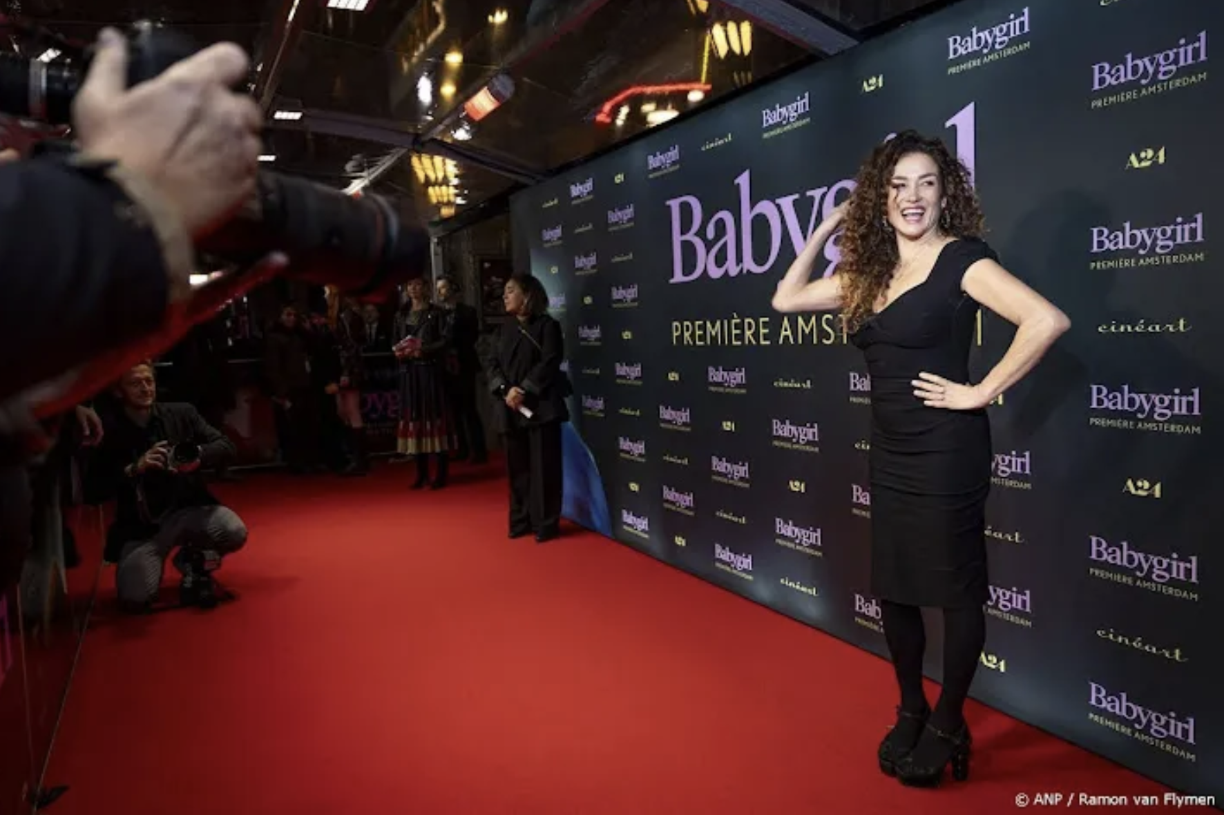 katja schuurman op rode loper premiere baby girl