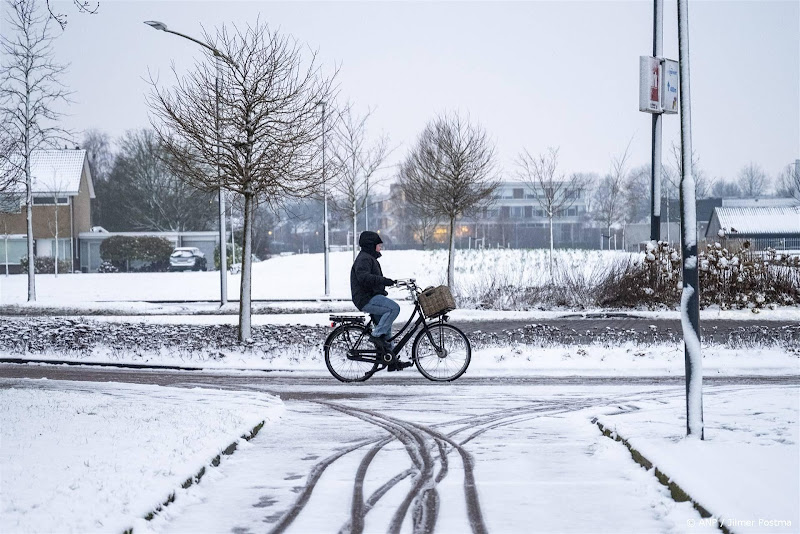 sneeuw op fietspad