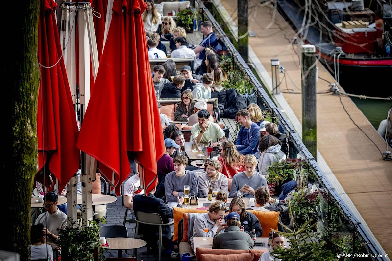 mensen op terras met mooi weer