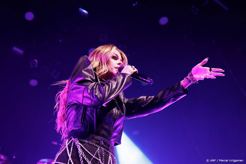 davina michelle op podium