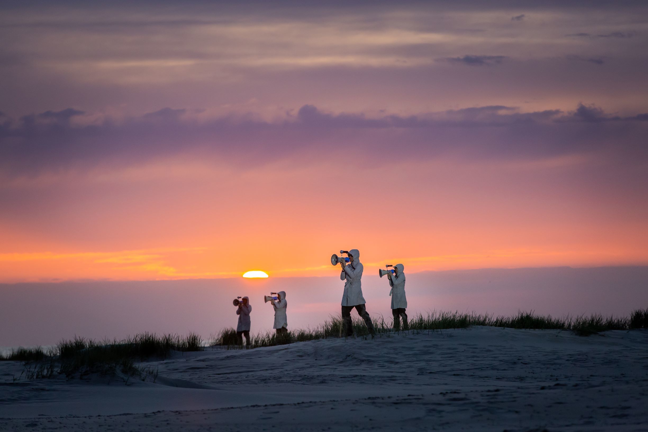De organisatie van festival Oeral zorgt het schrappen van deze regel voor een behoorlijk aantal extra kosten. Mensen die meewerken aan het festival komen namelijk voor het grootste gedeelte van de vaste wal.  “Dit gaat ons 45.000 euro kosten, want we hebben ongeveer 18.000 overnachtingen in totaal”, stelt Oerol-directeur Mikey Martins. Het festival heeft meer dan 600 vrijwilligers, 400 of 500 artiesten en personeel dat komt en gaat.   De directie van Oerol schrok van het bericht omdat de gemeente eind januari 2025 pas communiceerde over de veranderende maatregel. Het organiseren van Oerol op Terschelling is ieder jaar weer een uitdaging. Het betalen van toeristenbelasting heeft dus impact.  De gemeente geeft aan dat de toeristenbelasting de enige belasting is waarmee ze het eiland kunnen onderhouden. Ze willen dit gelijk verdelen onder de toeristen en de eilanders. Er zijn in een heel jaar per dag gemiddeld meer toeristen op het eiland te vinden dan eilanders zelf.  Oerol-directeur Martins geeft aan dat Oerol genoeg inkomsten binnenhaalt voor de gemeente Terschelling en dat dit niet via de medewerkers hoeft te gaan. Speciaal voor Oerol komen er al heel veel toeristen naar het eiland. Volgens Martins zou dit al minstens 300.000 euro moeten opleveren.   Wethouder Bert Wassink snapt heel goed dat Oerol belangrijk is voor Terschelling. “Heel veel mensen beleven er al meer dan veertig jaar plezier aan. Maar de belastingheffing is voor ons ook belangrijk.”   De toekomst van Oerol staat nu op losse schroeven. “Als het festival financiële uitdagingen houdt en extra werk erbij krijgt met vergunningen, duurdere licenties, productiekosten en accommodatiekosten, dan kunnen we zo niet verder”, aldus Martins.    Oerol zelf hoeft geen belasting te betalen, dat moeten alleen de logiesverstrekker en de rederij doen. Wassink legt uit dat laatstgenoemden 2,16 euro per dag betalen bij personen die naar Terschelling willen komen. “Als Oerol zegt, daar springen wij in, want wij willen op de een of andere manier de kosten voor onze rekening nemen, dan is dat een keuze.”   Oerol zou er ook voor kunnen kiezen dat vrijwilligers, medewerkers en producenten zelf de belasting gaan betalen.