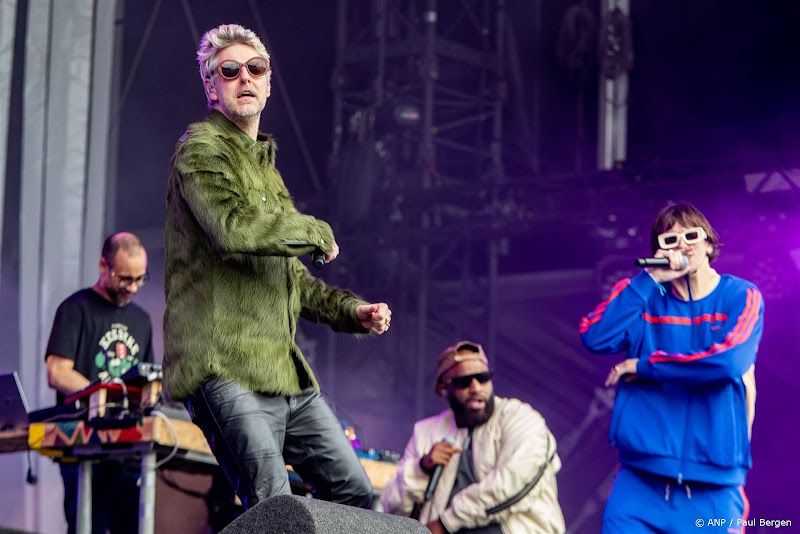 Jeugd van Tegenwoordig bandleden bij festival